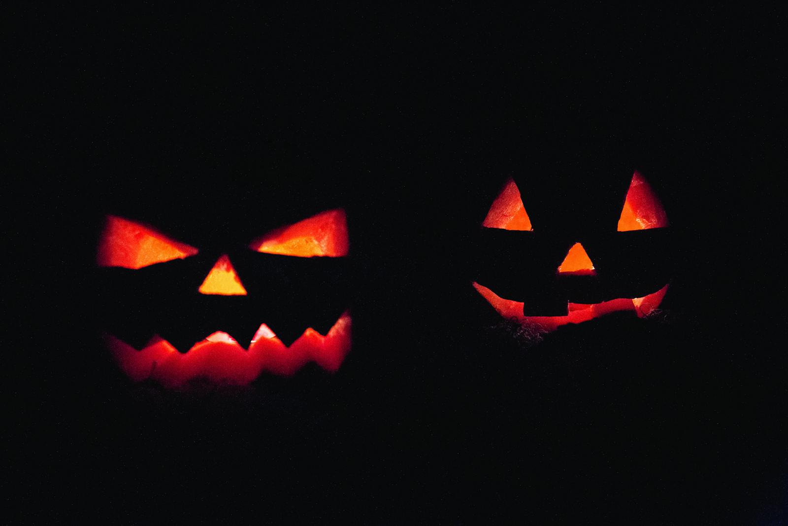 Jack-o'-lanterns glowing in darkness — Halloween atmosphere, spooky decorations