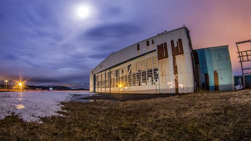 Foto profissional grátis de abandonado, aço, ângulo baixo