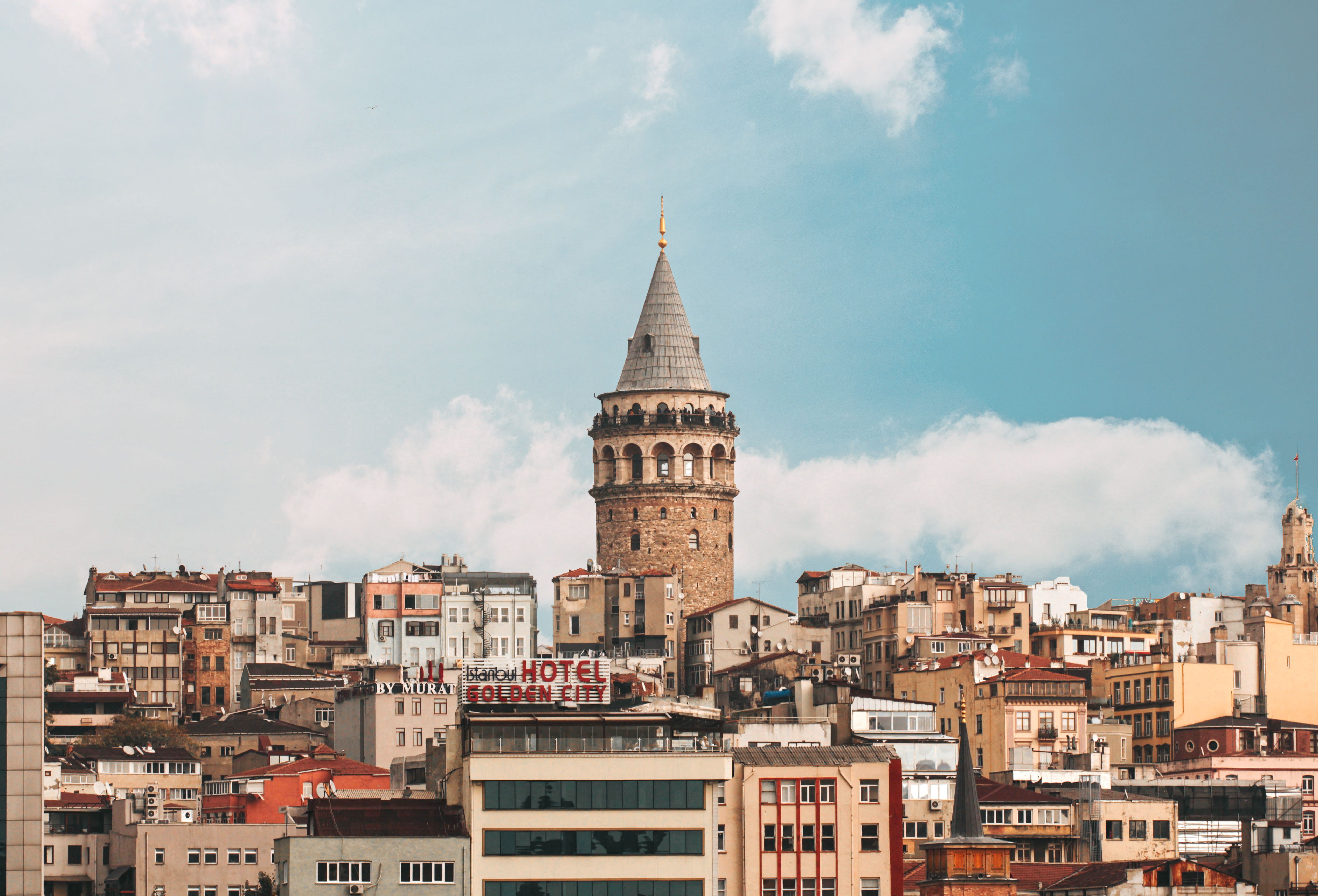 Capadócia Turquia 2026 — pagar passeio de balão e hotéis em caverna com Wise Balões de ar quente sobrevoando a Capadócia ao amanhecer — Wise na Turquia para pagar passeios em liras turcas em 2026