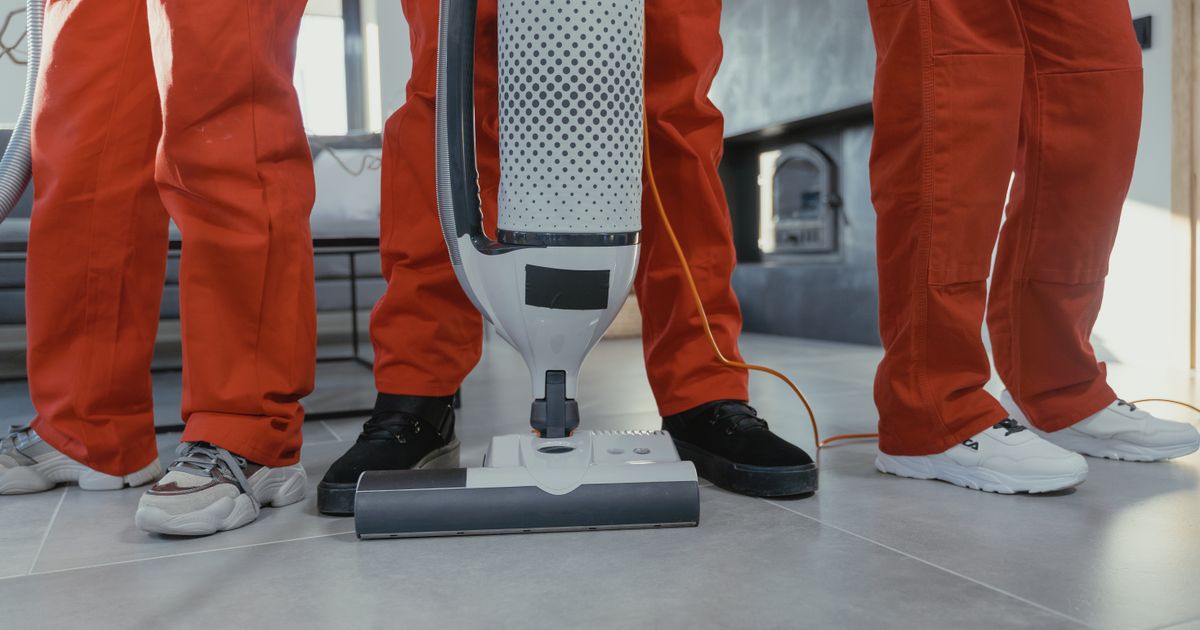 Reinigungsteam mit Sauger auf großer Hartbodenfläche, Grundlage für Richtwerte der Reinigungsleistung