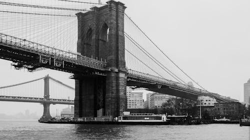 Ilmainen kuvapankkikuva tunnisteilla arkkitehtuuri, brooklyn bridge, harmaasävyt