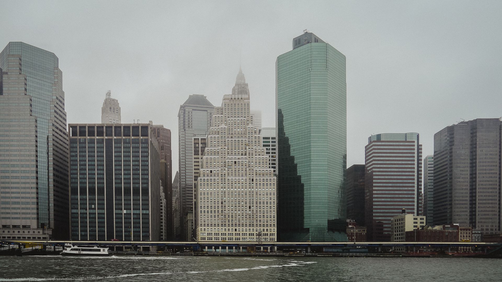 Distrito financiero de Manhattan en una mañana nublada