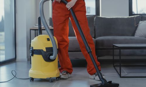 Comment enlever une tache tenace sur une moquette avant l'intervention professionnelle