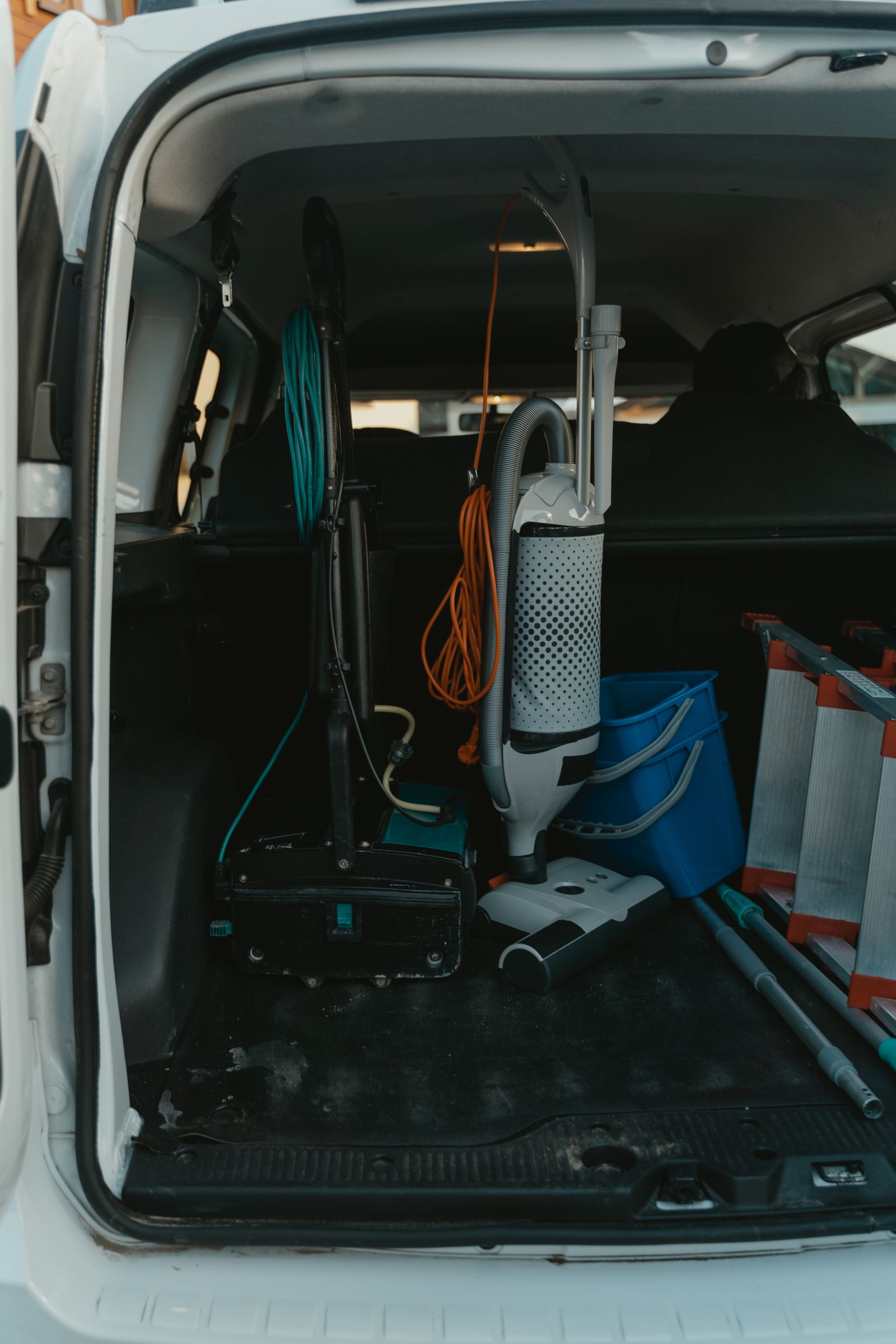 Mobile detailing equipment and service setup for commercial vehicles