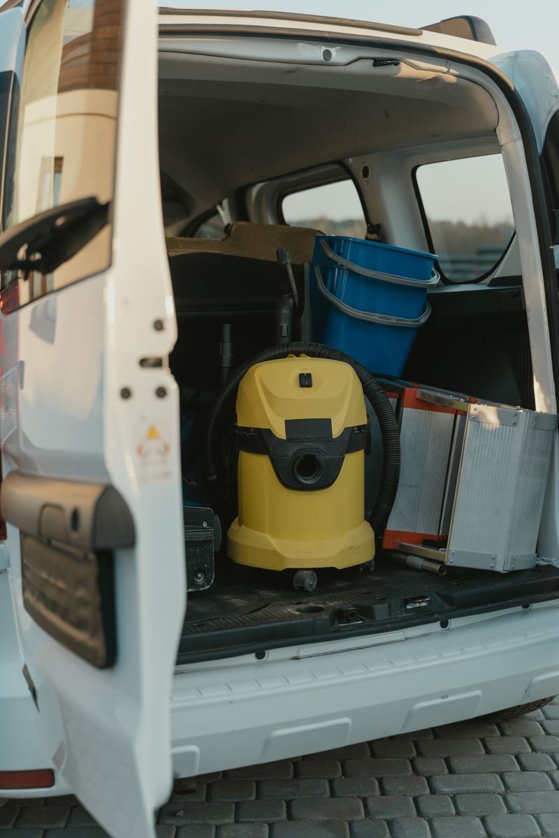 Carrinha de serviço organizada com equipamento profissional de limpeza