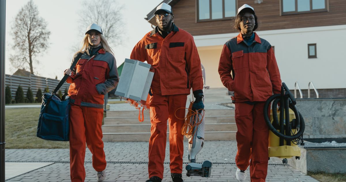 Team einer Gebäudereinigung in Arbeitskleidung auf dem Weg zum Objekt – Meisterpflicht und Qualifikation im Gebäudereiniger-Handwerk