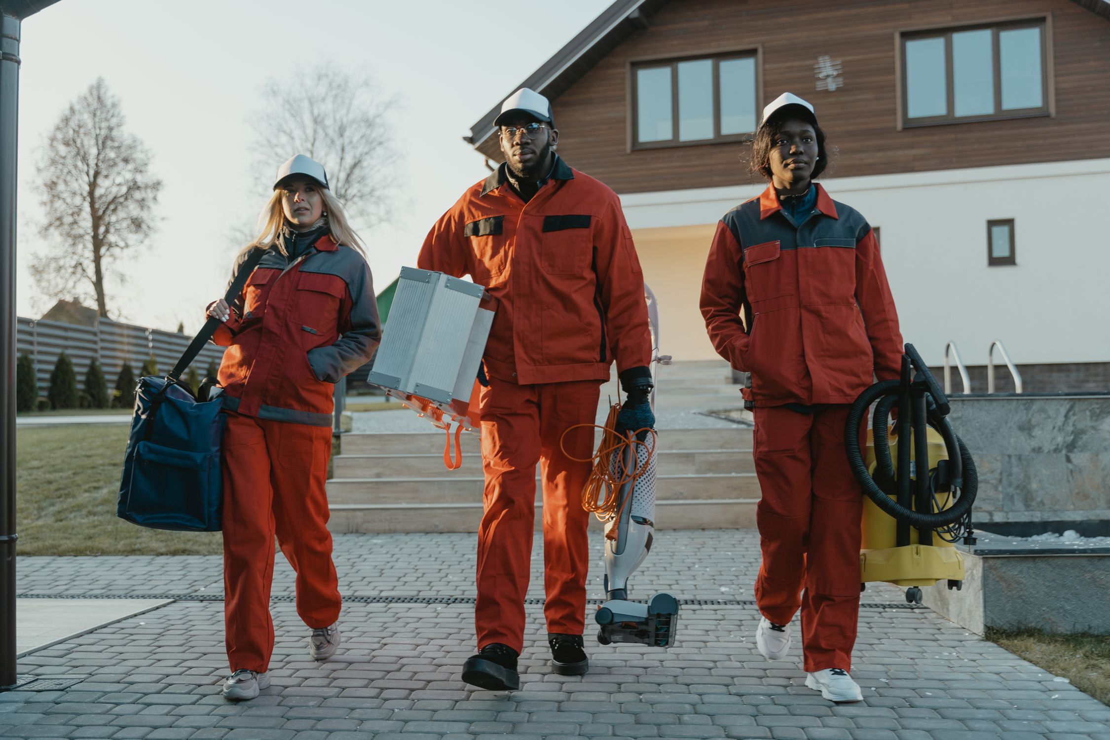 Professionelles Reinigungsteam mit Ausrüstung im Einsatz