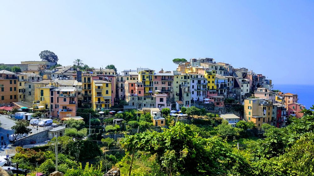 Corniglia văzut de pe deal, deasupra Mării Ligurice