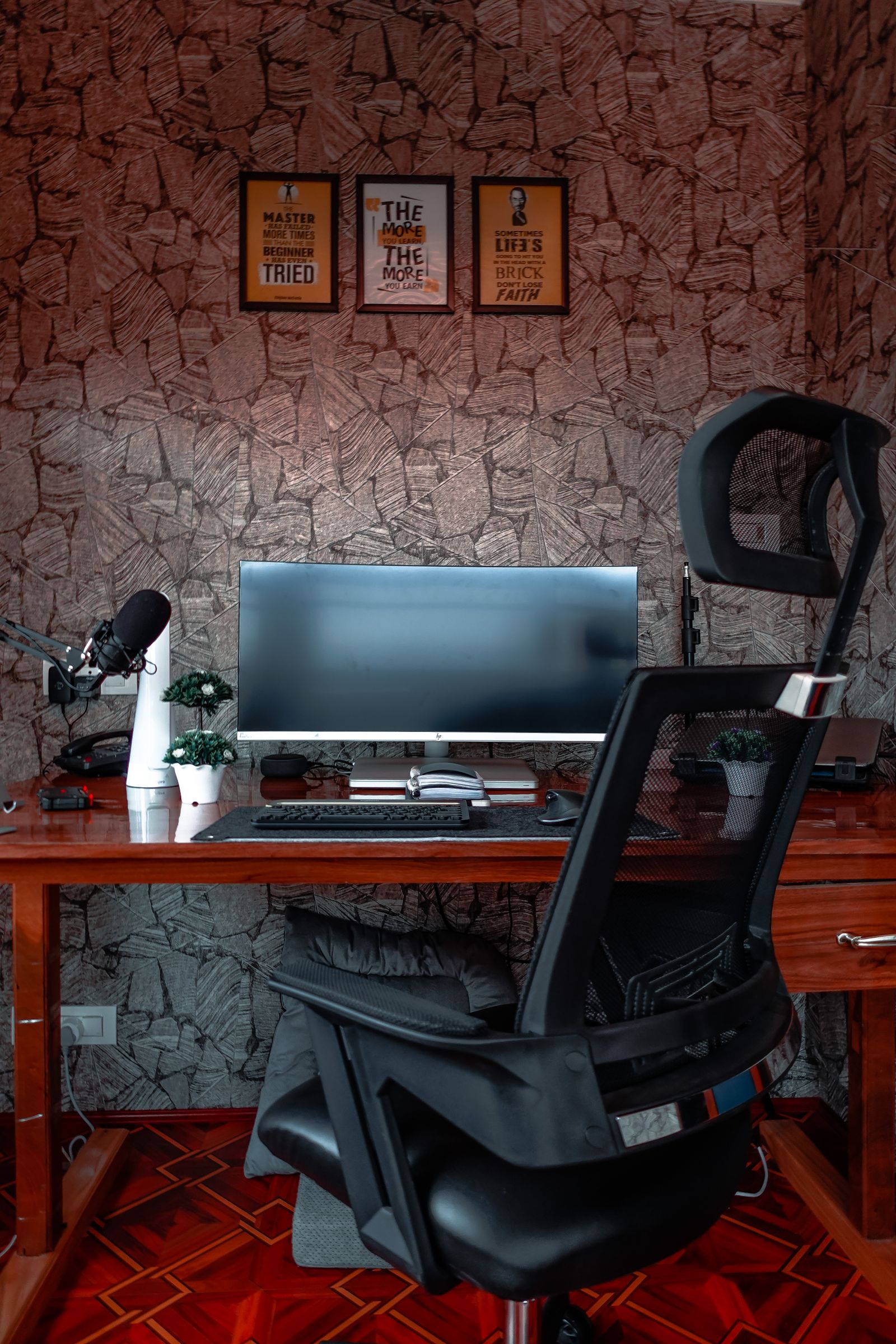 Gaming and streaming desk with microphone, monitor and organized equipment