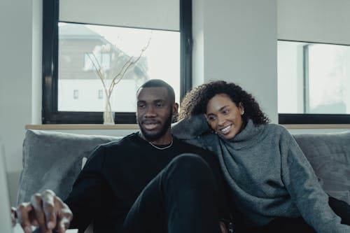 Бесплатное стоковое фото с афроамериканец пара, вместе, диван
