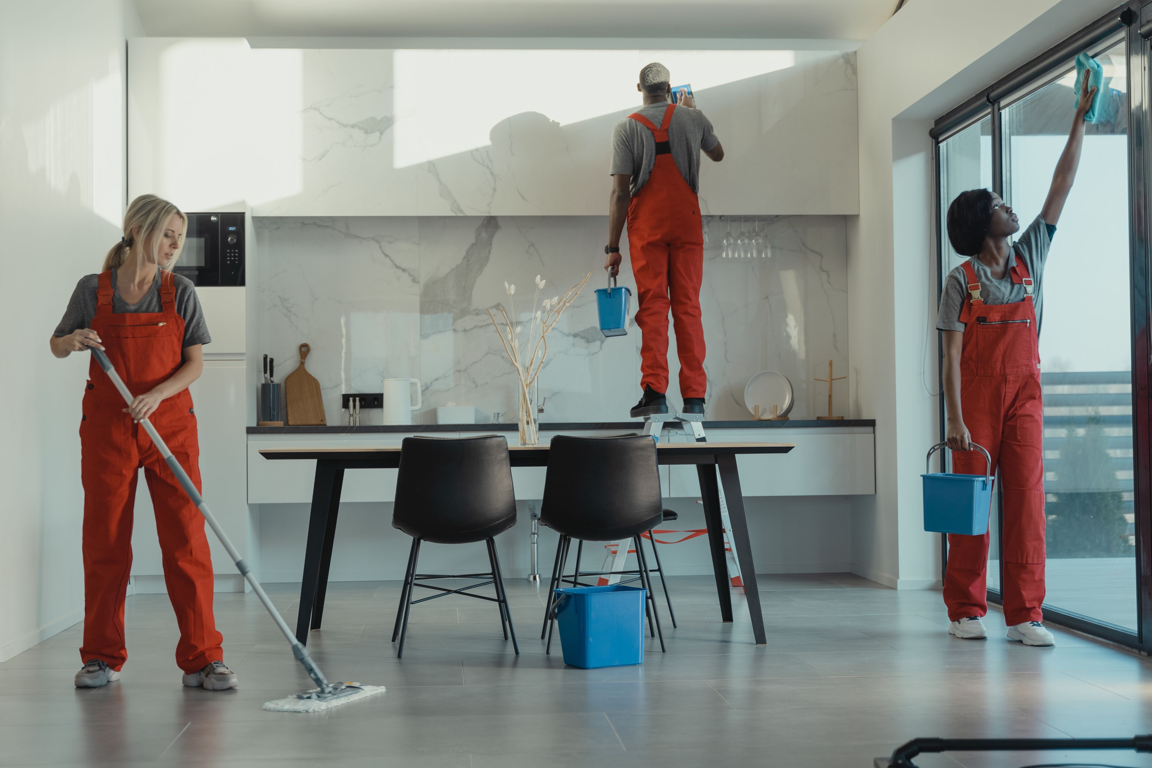 Remise en propre d'une salle de restaurant Équipe de nettoyage intervenant dans une salle de restaurant fermée au public