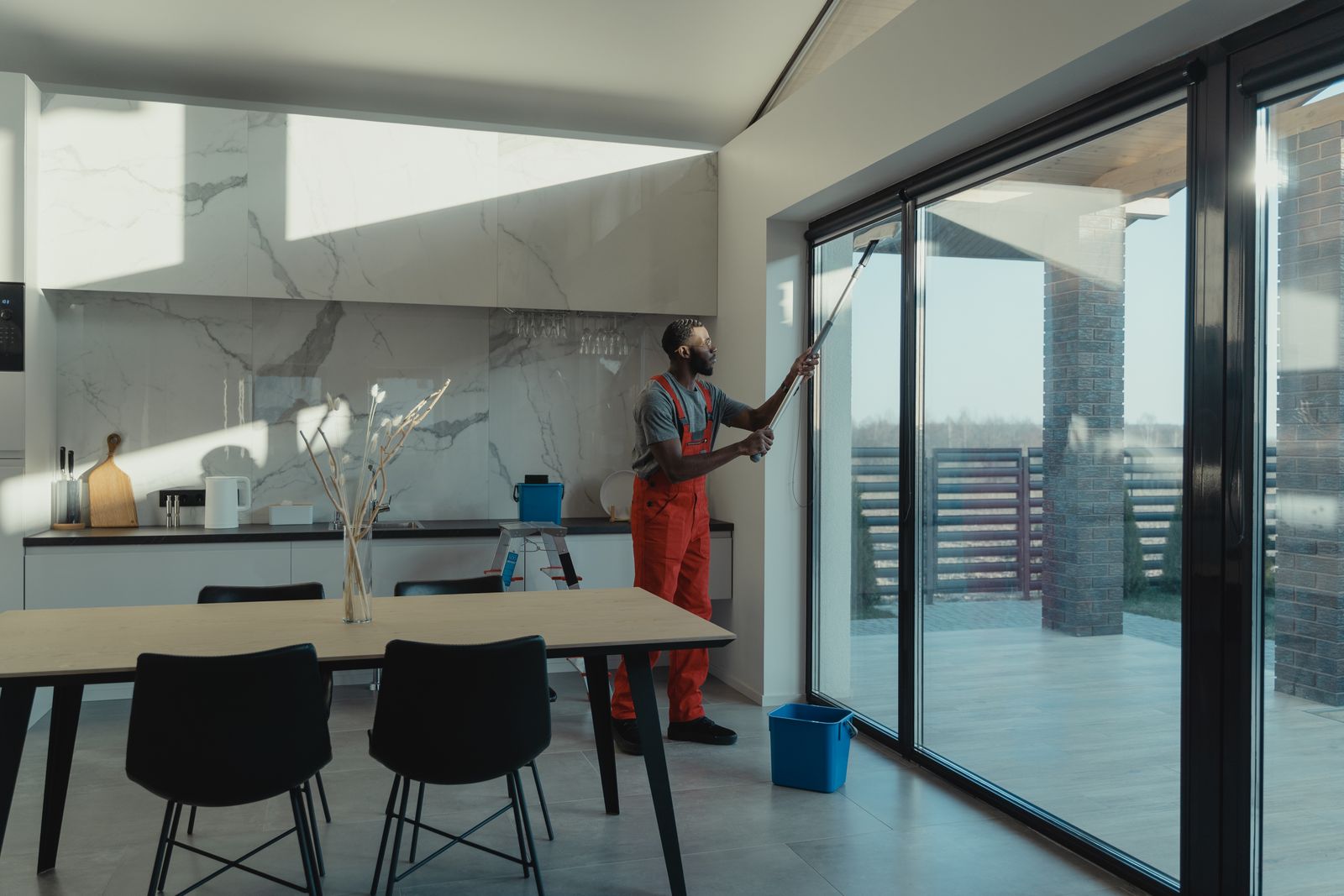 Lavage de vitres à Paris : Techniques de pros pour une transparence totale