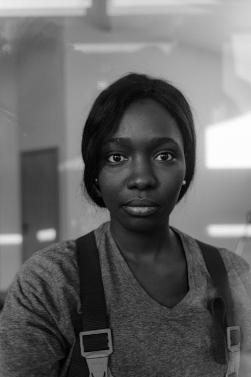 Gratis arkivbilde med afrikansk-amerikansk kvinne, grå skjorte, gråskala Arkivbilde
