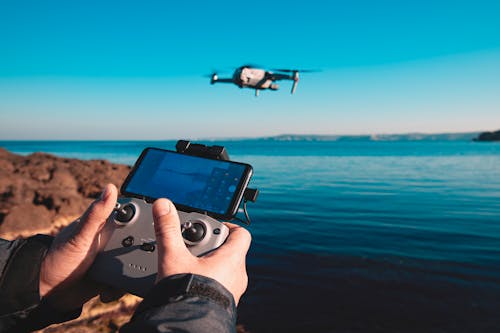 Foto profissional grátis de céu azul, controle remoto, dji mavic air 2