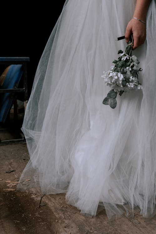 免費 拿著花束的白色婚禮服的婦女 圖庫相片