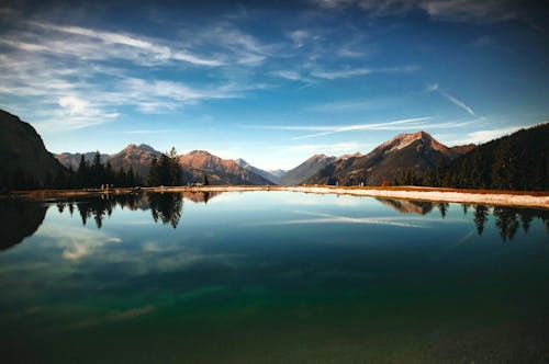 Cuerpo De Agua Cerca De La Montaña