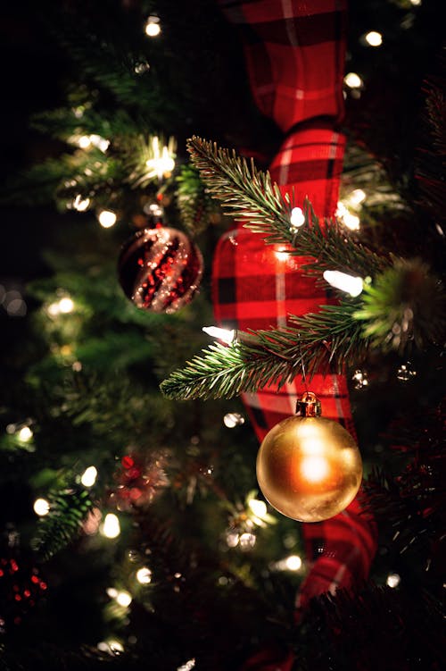 Free Christmas tree decorated with garland and baubles Stock Photo
