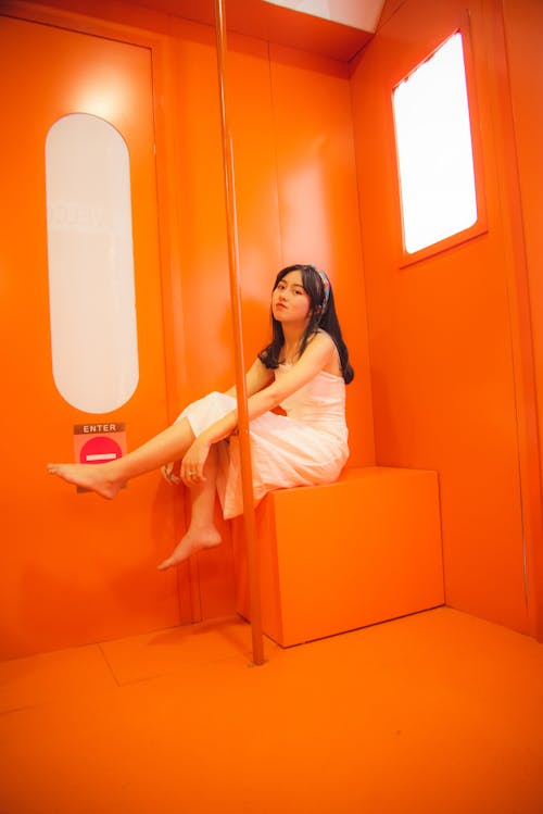 Gratis lagerfoto af appelsin, asiatisk kvinde, barfodet