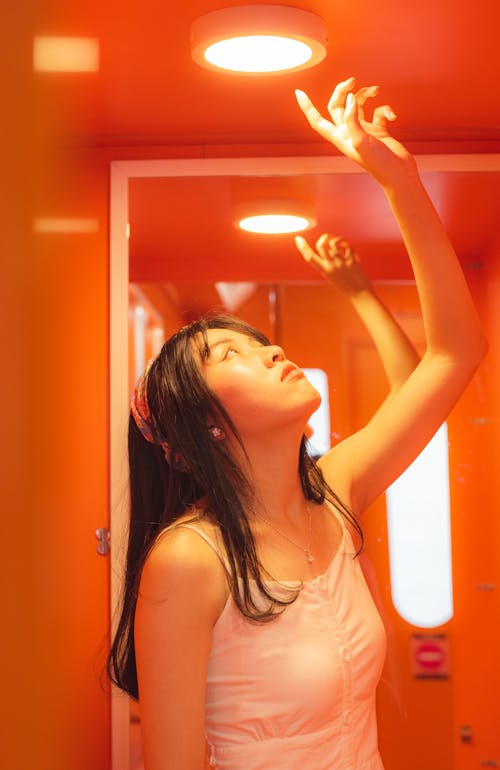 Gratis lagerfoto af asiatisk kvinde, holde, indendørs