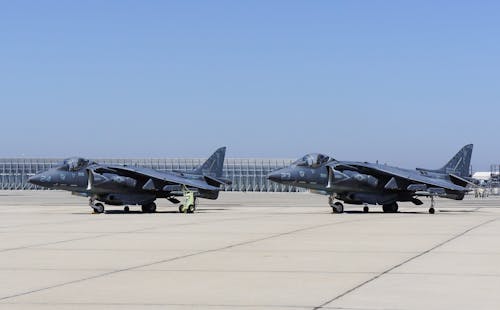 Foto profissional grátis de aeronáutica, aeronave militar, aeroporto