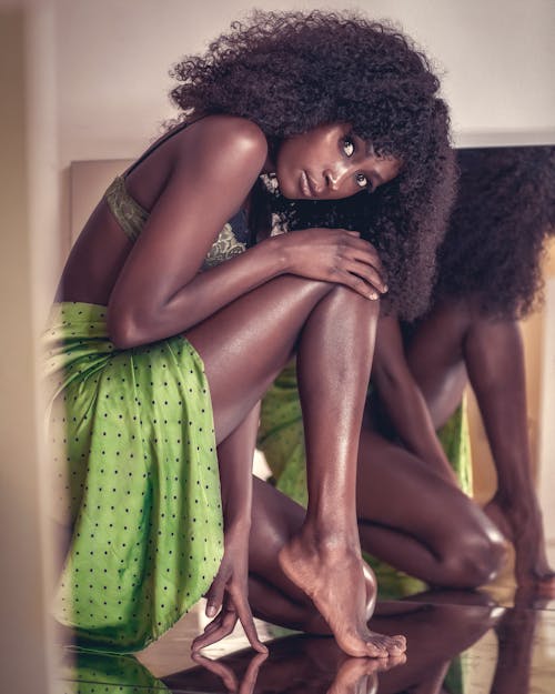 Afrikalı Amerikalı, ayna, bukleli saç içeren Ücretsiz stok fotoğraf