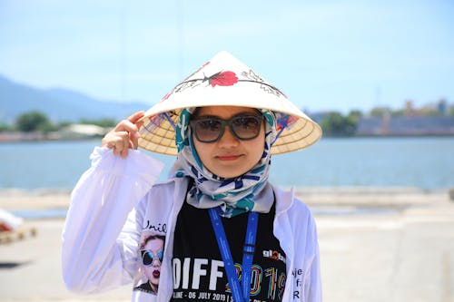 Foto profissional grátis de chapéu cônico asiático, fechar-se, mulher