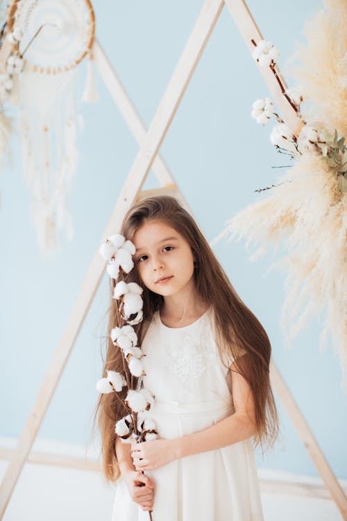 Gratis lagerfoto af barn, blomster, brunette