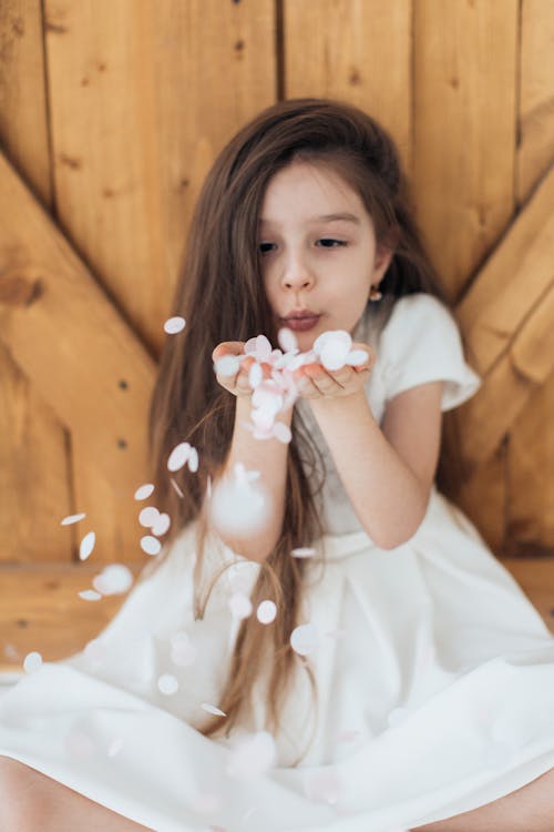 Beyaz elbise, Çiçekler, çocuk içeren Ücretsiz stok fotoğraf