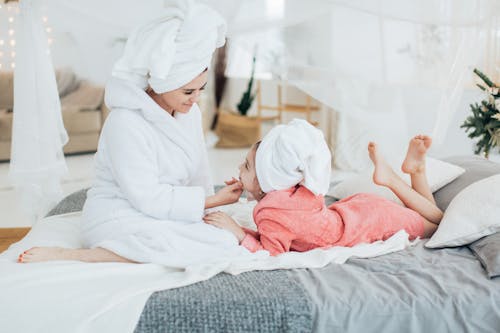 Gratis lagerfoto af badekåber, barn, datter