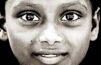 这张引人注目的黑白特写肖像，生动展现了富有表情的眼睛和面部特征