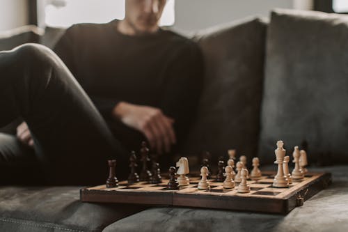 Homme En T Shirt Noir à Col Rond Jouant Aux échecs