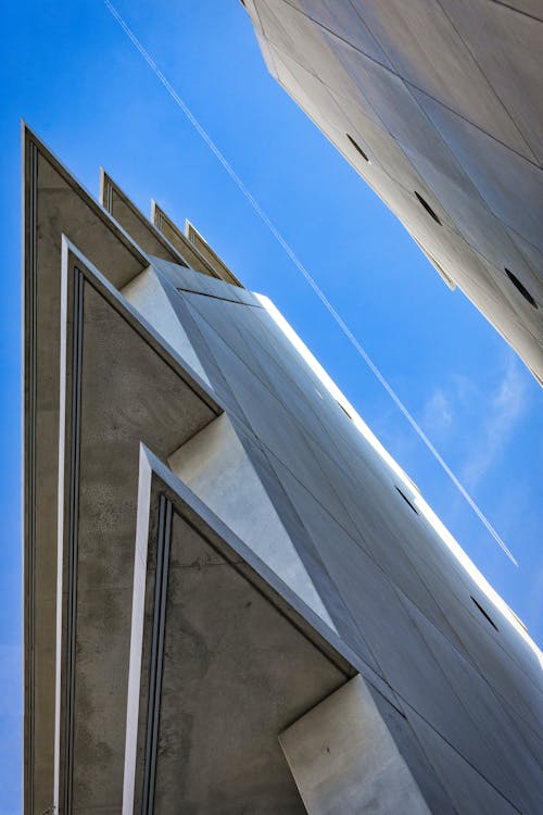 Darmowe zdjęcie z galerii z architektura, betonowa ściana, błękitne niebo