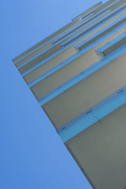 Darmowe zdjęcie z galerii z architektura, balkony, błękitne niebo