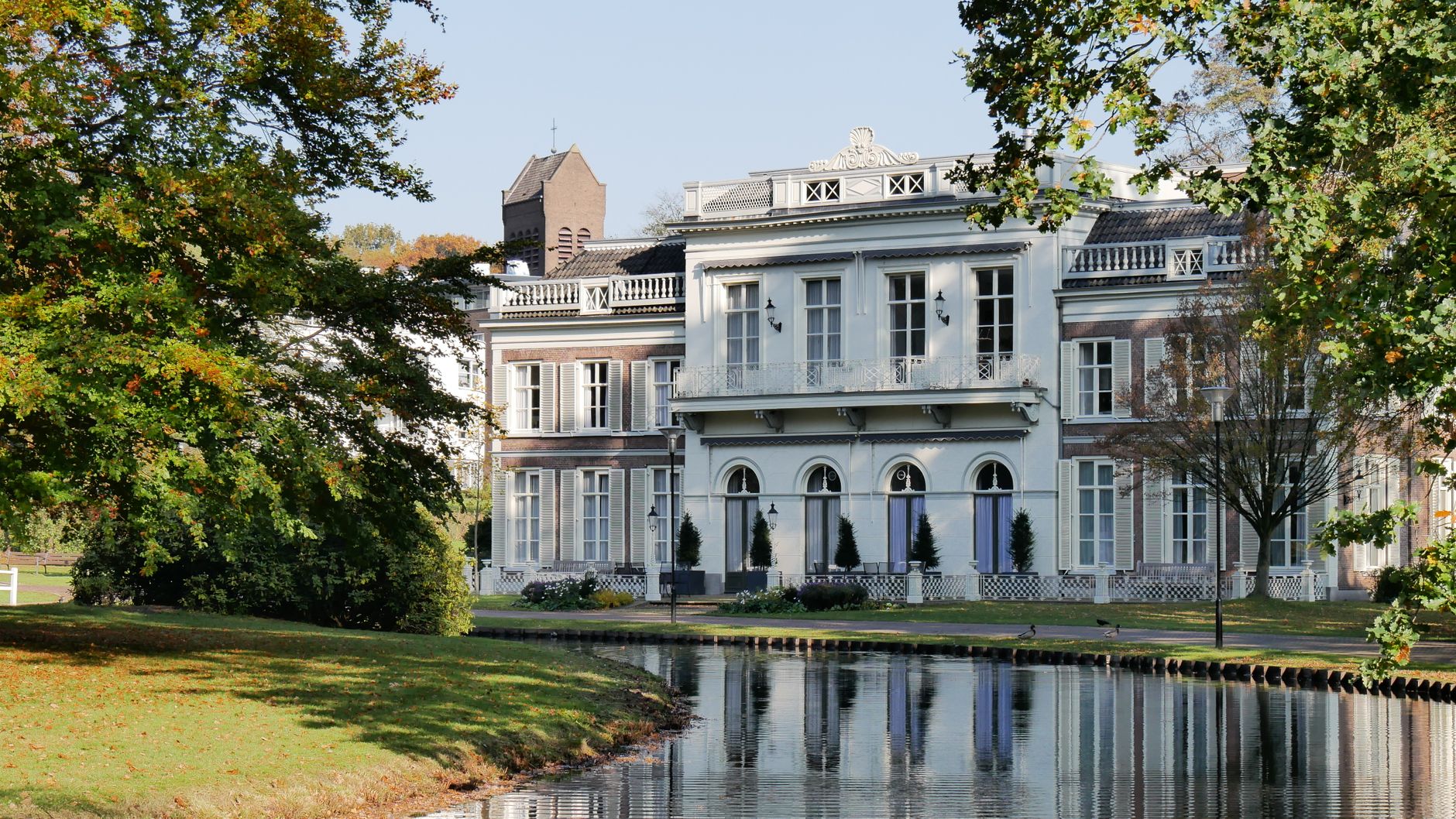 Karakteristieke rietgedekte villa met moderne luxe