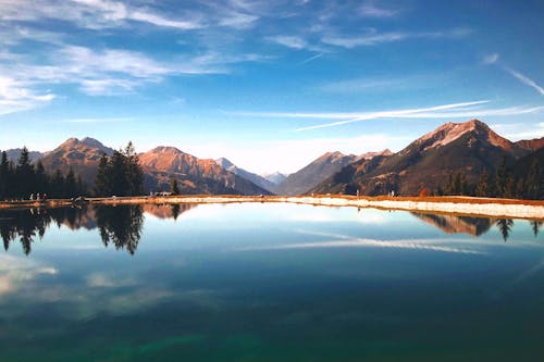 호수를 둘러싼 갈색 산의 풍경 사진