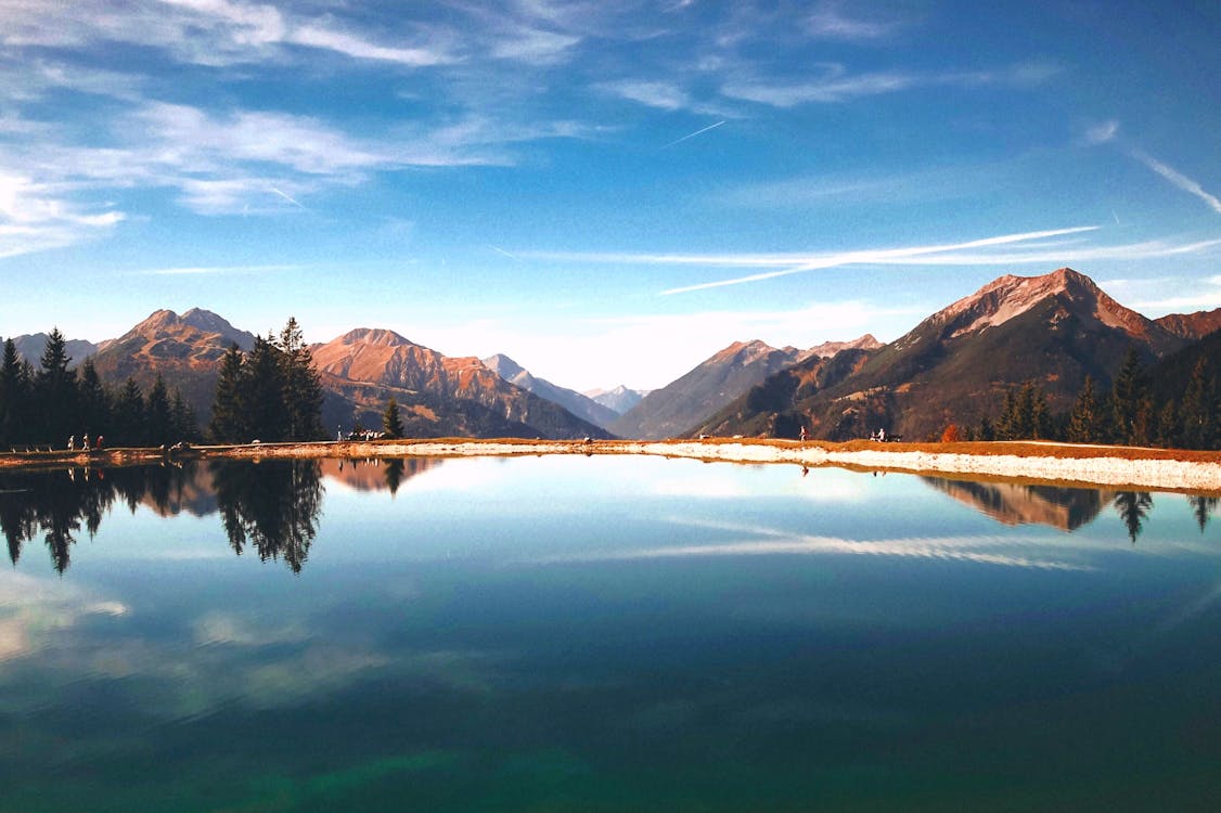 湖を囲む茶色の山々の風景写真