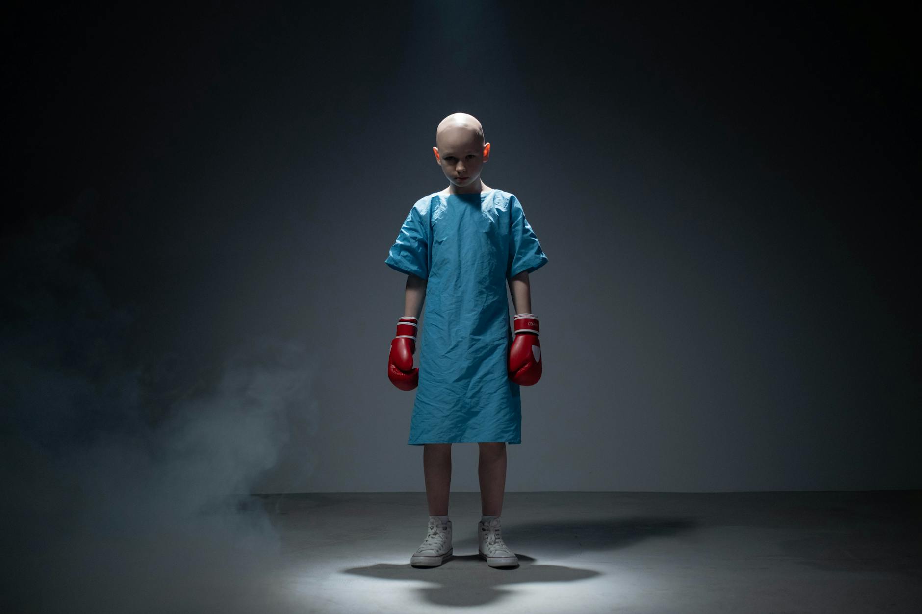 Fırtınalı bir gökyüzü ve uçsuz bucaksız bir manzara karşısında dimdik duran, içsel gücü ve sarsılmaz cesareti simgeleyen kararlı bir insan silüeti.