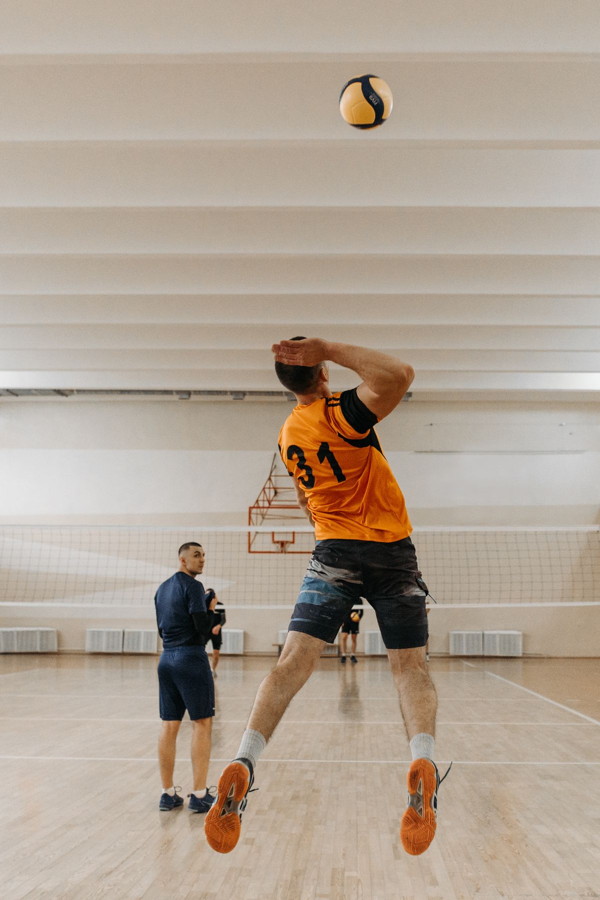 Jeunes en séance de sport en salle