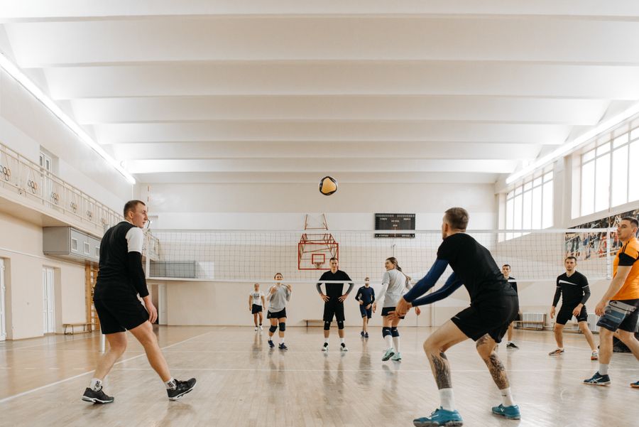 Voleibol sobre cancha interior de madera