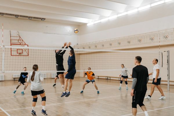 Partie de volleyball mixte dans un gymnase