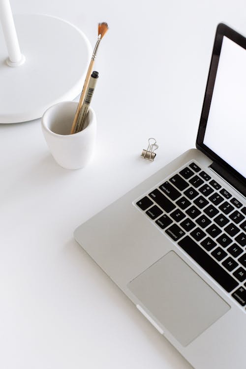 Tasse En Céramique Blanche Macbook Pro à Côté