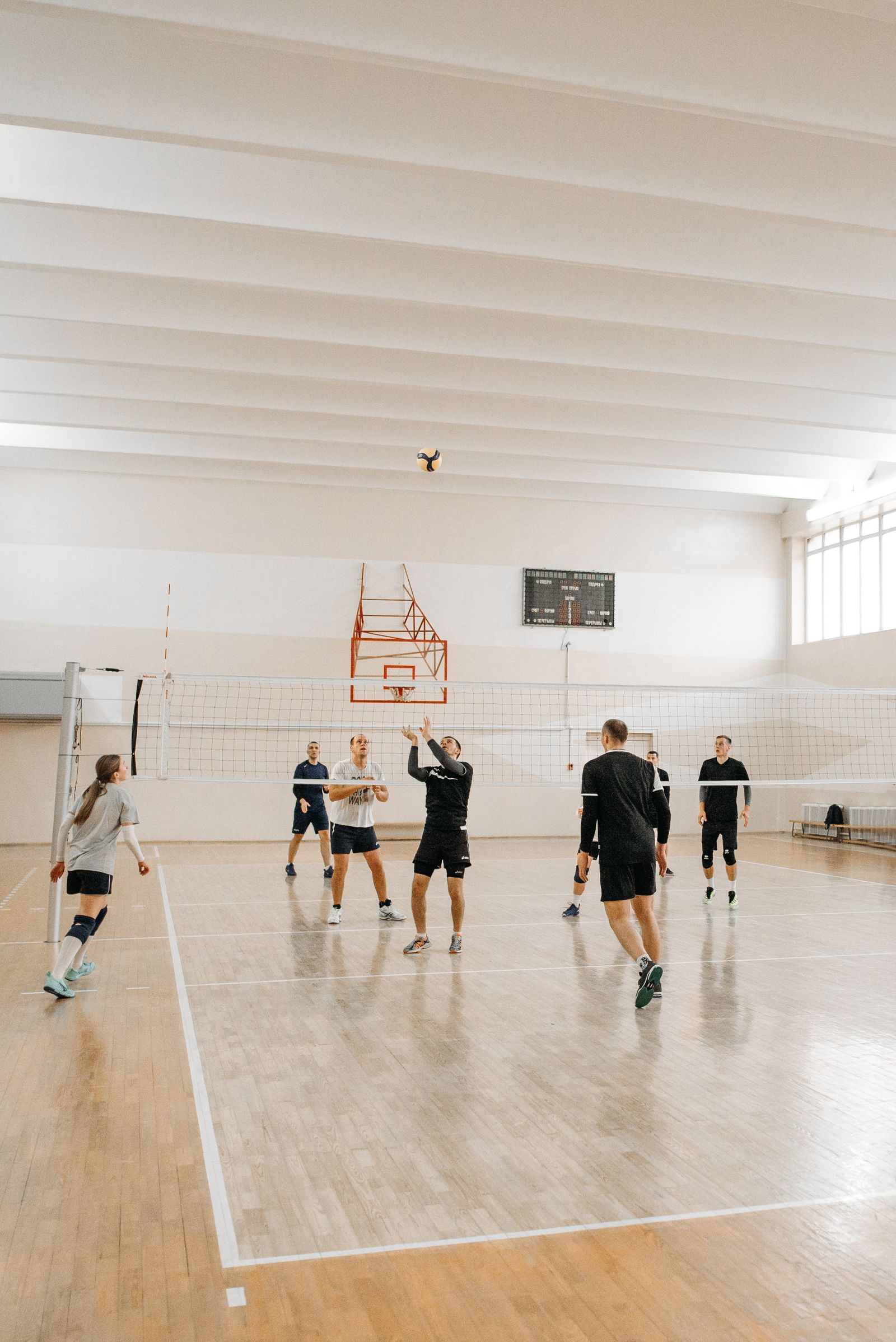 Volleyball players on court, matching ankle brace decisions for jumping, landing, and lateral movement. Photo: Pexels.