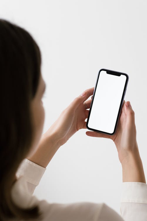 Gratis Wanita Memegang Iphone 5 C Putih Foto Stok