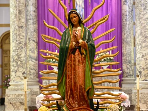 Estatua de la Virgen María — patrona de los jóvenes católicos y de todos los fieles