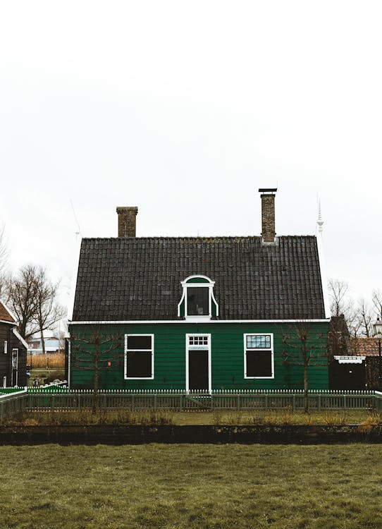 Groen En Wit Betonnen Gebouw