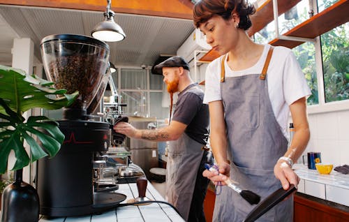 Fotobanka s bezplatnými fotkami na tému barista, brada, brúska