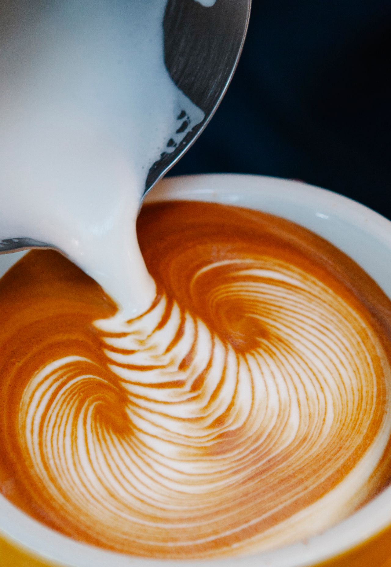 Barista maakt latte art