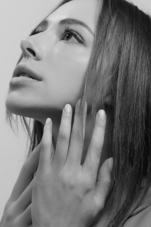 Free Stunning black and white headshot of a woman in Kyiv, captured in artistic detail. Stock Photo