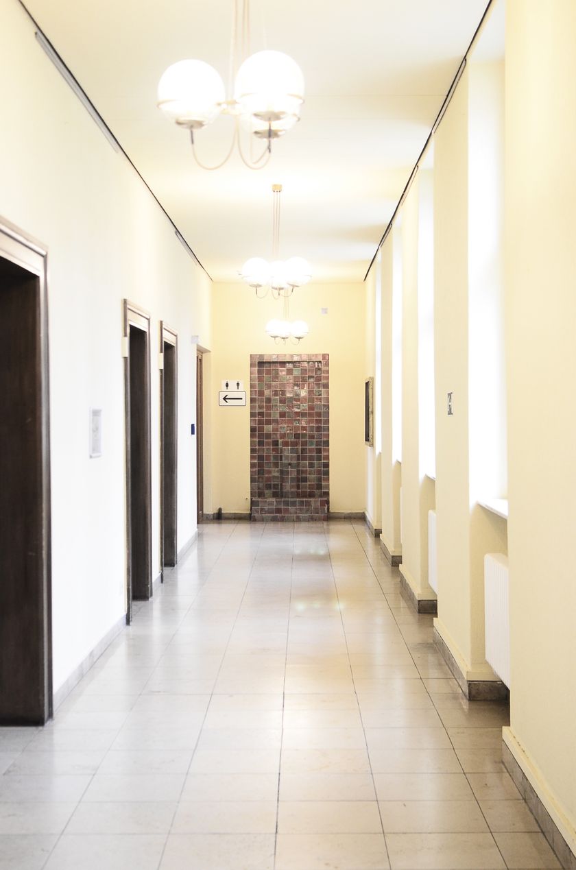 Hall d’hôtel vide au petit matin Hall d’hôtel clair et désert, plafonniers allumés au-dessus d’une série de portes