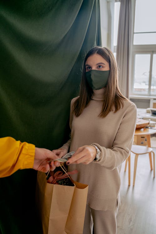 Základová fotografie zdarma na téma brunetka, dodávka zboží, kurýr